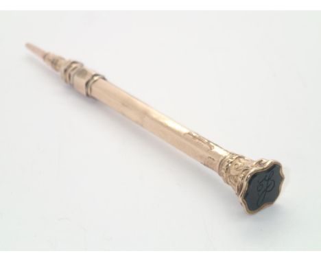 Antique 9ct gold propelling pencil set with a shield shaped bloodstone intaglio seal, 19.9g Stamped 9 ct no further marks tel