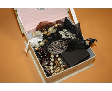 A BOX OF COSTUME JEWELLERY TO INC VINTAGE BROOCHES