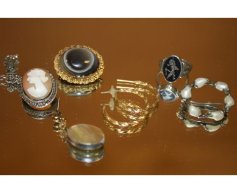 A SMALL BAG OF VINTAGE JEWELLERY TO INC A STERLING SILVER AND NIELLO SWIVEL RING' AGATE BROOCH ETC