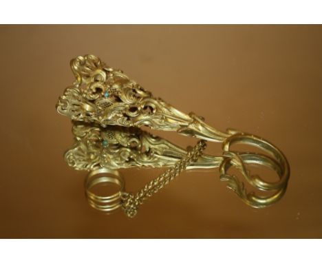 AN ANTIQUE GILT METAL POSY HOLDER SET WITH POLISHED STONES AND BIRD DETAIL TOGETHER WITH A VINTAGE TRAVELLING MANICURE SET FR