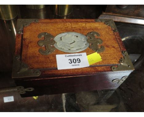 AN ORIENTAL MAHOGANY TRINKET BOX WITH JADE TYPE PANEL TO LID 