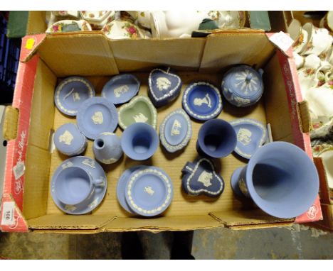 A TRAY OF ASSORTED WEDGWOOD JASPERWARE TO INCLUDE NAVY BLUE TRINKET POTS' FOOTED VASE ETC. 