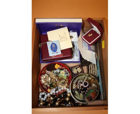 A BOX OF COSTUME JEWELLERY TO INC A QUANTITY OF VINTAGE BROOCHES