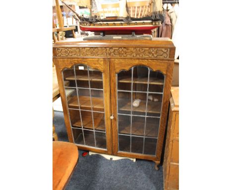 A VINTAGE OAK GLAZED BOOKCASE WITH CARVED DETAIL H-117 CM W-87 CM