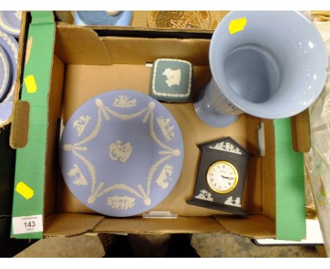 A SMALL TRAY OF WEDGWOOD TO INCLUDE A BLACK JASPERWARE MANTEL CLOCK' QUEENSWARE VASE ETC. 