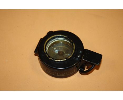 A WW2 COMPASS DATED 1942