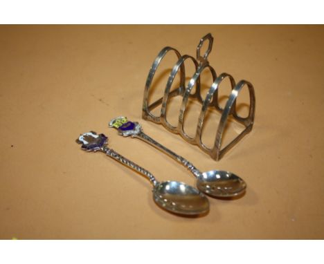 A HALLMARKED SILVER TOAST RACK TOGETHER WITH TWO ENAMEL SPOONS