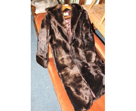 A LADIES RETRO / VINTAGE FUR COAT