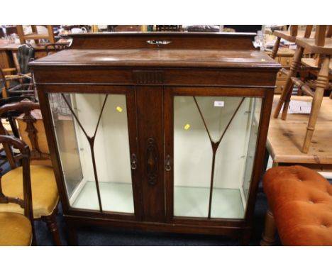 A VINTAGE OAK GLAZED CHINA/DISPLAY CABINET H-125 CM W-105 CM