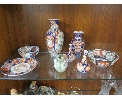 A COLLECTION OF ORIENTAL CERAMICS TO INCLUDE A SMALL TEAPOT A/F  (8)