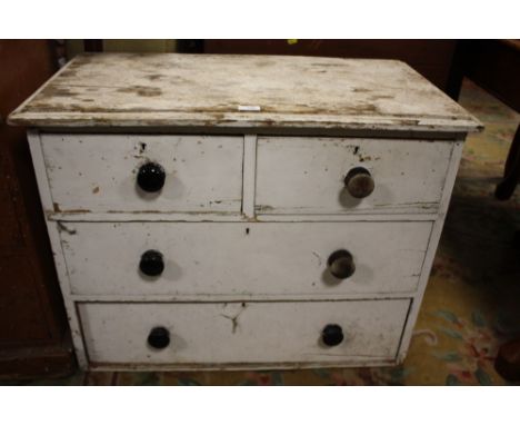 A VINTAGE PAINTED FOUR DRAWER PINE CHEST H-67 CM W-85 CM A/F