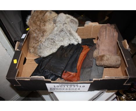 A TRAY OF VINTAGE LEATHER AND OTHER GLOVES TO INC TWO PAIRS OF 1930S LADIES FUR DRIVING GLOVES