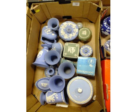 A TRAY OF ASSORTED WEDGWOOD JASPERWARE TO INCLUDE TRINKET POTS' SMALL TEAL VASE' GREY RING POT ETC. 