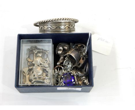 Skull-pattern belt, skull-pattern ring, enamelled dragon pendant and other silver and white metal jewellery items 