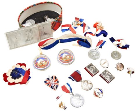 A COLLECTION OF VINTAGE ROYAL COMMEMORATIVE ITEMS including Queen Victoria Jubilee medallions, a Victoria silver photographic