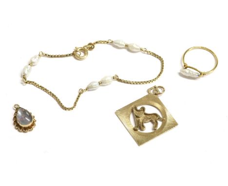 A collection of jewellery, to include a 9ct gold zodiac Leo pendant, c.1970s, 2.53g, a gold pear shaped opal triplet pendant,