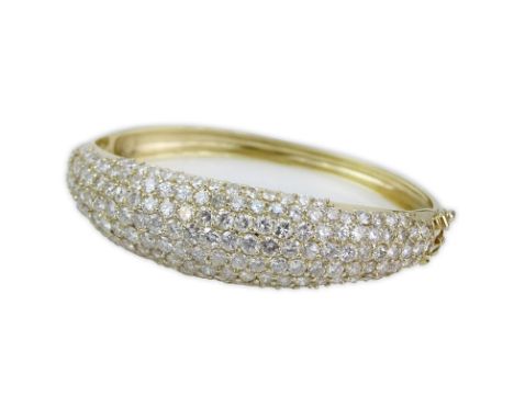 Approx. 7.50 Carat Round Brilliant Cut Diamond and 18 Karat Yellow Gold Hinged Bangle Bracelet. Diamonds F-G color, VS1-VS2 w