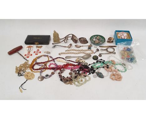 Small quantity of collectables to include silver engraved propelling pencil, corkscrew, Chinese carved hardstone miniature fi
