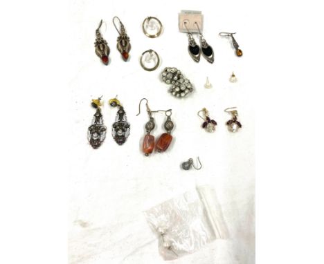 Selection vintage and later ladies earrings 