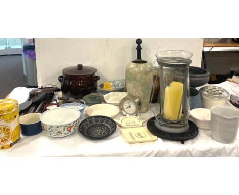 Selection of collector pieces to include bowls, vases, makers Poole etc 