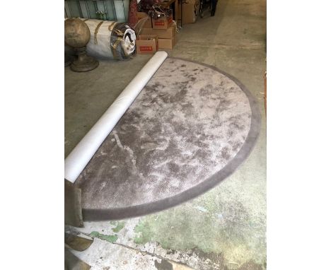 A Large circular light grey rug (diam 342cm)