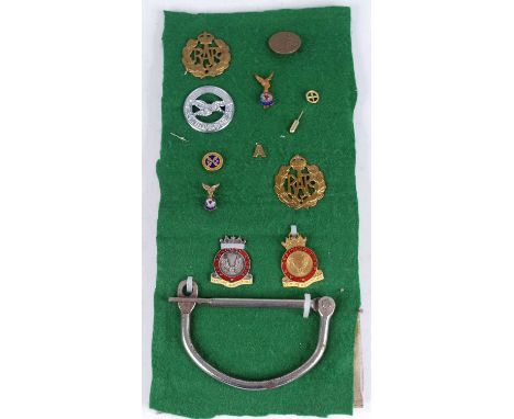 A collection of miscellaneous R.A.F. items to include cap badges Air Training Corps enamel pendant, stick pin and kit bag D-c