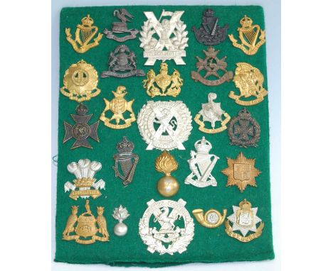 A collection of British Army cap badges and insignia to include Tyneside Irish, 10th County of London Hackney Rifles, The Lei