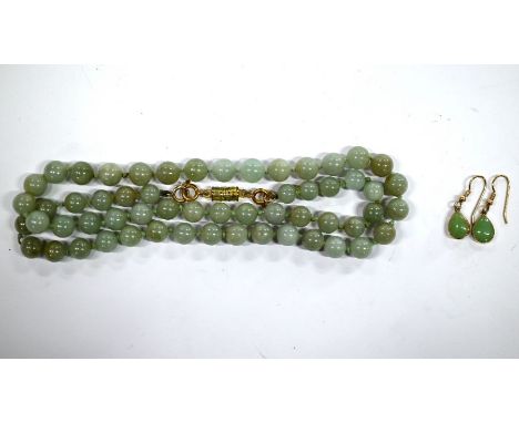 A graduated bleached jade bead necklace, double knotted throughout, on magnetic clasp, 29 cm long to/w pair of drop earrings,