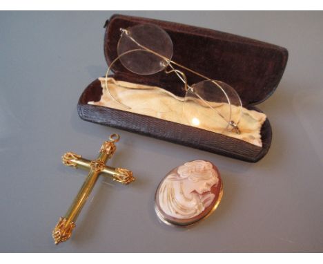 Oval carved shell cameo portrait brooch, a gilt metal pendant cross and a cased pair of spectacles