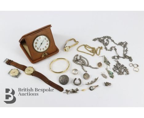 Miscellaneous jewellery, including a silver necklace approx 50 cms in length; circular silver button brooch; silver hoof broo