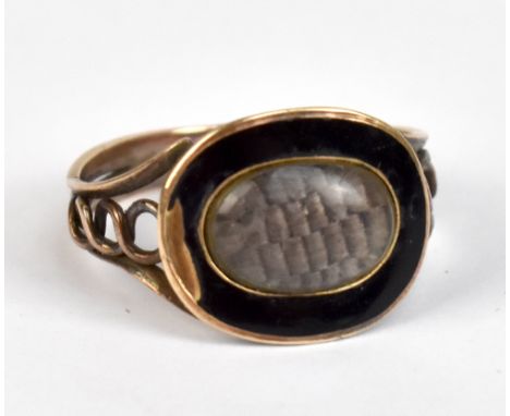 A George III yellow metal mourning ring, the oval platform with black enamelled border surrounding woven hair beneath glass, 