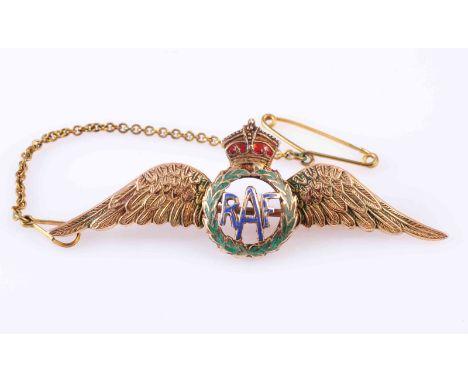 A GOLD AND ENAMEL RAF BROOCH,  the central motif decorated with blue, green and red enamel, between textured gold wings. Stam