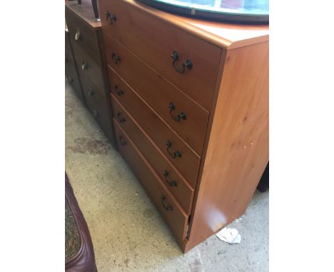 A LIGHT WOOD EFFECT CHEST OF DRAWERS