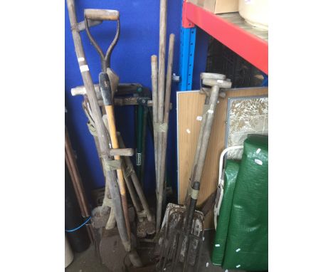 7 BUNDLES OF GARDEN TOOLS