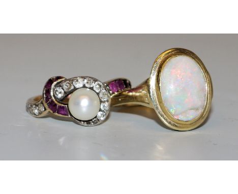 Zwei Ringe, einmal mit Diamanten, Rubinen und Perle um 1920, einmal mit Opal, GoldBeide 14kt Gelbgold, einmal gepr., besetzt 