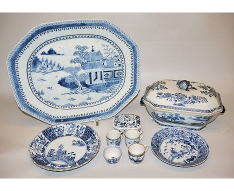 Neun Blauweiß-Exportporzellane der Qing-Zeit, China 18. &amp;amp; 19. Jh.Große Anbietplatte mit Pavillon in Landschaft, intak