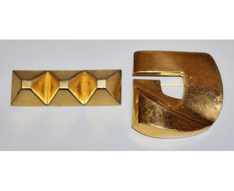 Zwei Vintage-Schmuckbroschen von Christian Dior, 1969 und 1971Modernistische "Pyramidenbrosche" von 1969 (B 6,8 cm) und weite