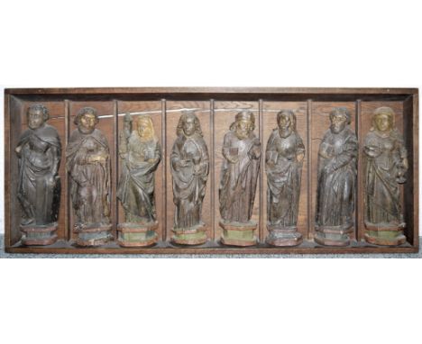 Retabel mit 8 Holzskulpturen des 15. Jhs.: Jesus, 6 Jünger und 2 weibliche Heilige In einen in vertikale Segmente unterteilte