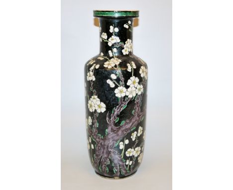 Bangchuiping, Rouleau-Vase in famille noire, Guangxu-Zeit, China 19. Jh.Porzellanvase mit blühenden Prunus-Zweigen vor nachts