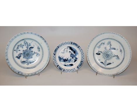 Drei Blauweiß-Teller, Kangxi-Zeit und Tek Sing Schiffswrack, China 18. und 19. Jh.Kleiner Teller mit einer Dame und Knaben in