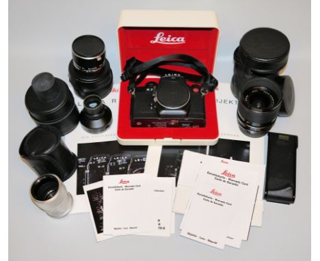 Kleinbild-Kamera Leica R7 mit Objektiv und ZubehörBody Leica R7 mit Datenrückwand DB2; Objektiv Vario-Elmar-R 1:3,5-4,5/28-70