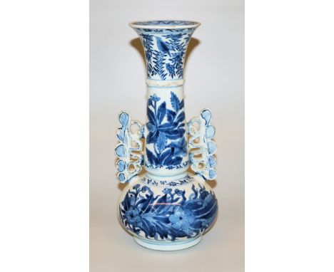 "Venezianische" Blauweiß-Flaschenvase der Kangxi-Zeit, China um 1700Porzellanvase mit gedrückt bauchigem Korpus, schlankem Ha