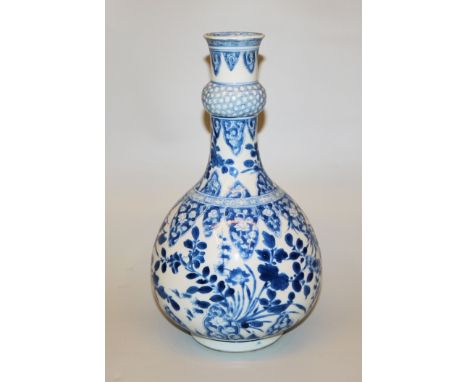 Blauweiß-Flaschenvase mit Floraldesign, Kangxi-Zeit, China um 1700Kugelige Porzellanvase mit abgesetztem Sockel, der Hals mit