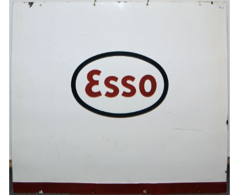 Großes Reklame-Emailschild ESSOQuerrechteckiges Hinweisschild mit dem Logo des Mineralölkonzerns, bis auf kleine Randabplatzu