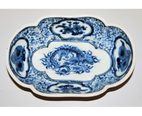 Feine Blauweiß-Vierpassschale der Kangxi-Zeit, China um 1700Porzellanschale mit rankendem Lotus, einem Wolkendrachen im Spieg