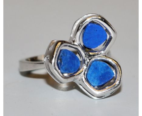 Designer-Ring mit Lapislazuli, Gold, 1970er Jahre14kt Weißgold, besetzt mit 3 Lapislazuli-Platten, 5,51 g, sign., Gr. 53-54