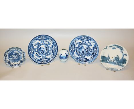 Vier Teller und eine Vase in Blauweiß-Porzellan, Ming- und Qing-Zeiten, China 17.-19. Jh.Kleiner Kraak-Teller, ungemarkt, Dm 
