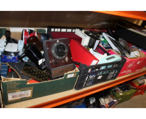 THREE TRAYS OF ASSORTED SUNDRIES TO INCLUDE A VINTAGE TIMER 