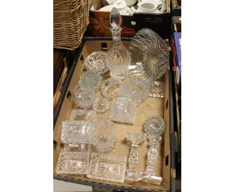 A TRAY OF GLASSWARE TO INCLUDE A PERFUME BOTTLE, DECANTER ETC.