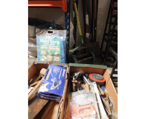 A QUANTITY OF GARDEN TOOLS TOGETHER WITH TWO TRAYS OF VARIOUS HAND TOOLS ETC